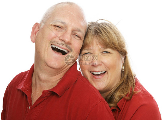 快乐的中年夫妇一起笑孤立的白种人图片