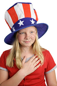 一个漂亮的年轻女孩在July4月日宣誓效忠白种背景图片