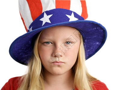 一个穿着美国爱帽子的漂亮小女孩看上去很生气图片