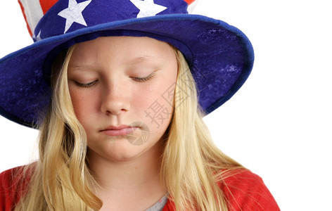 一个美丽的年轻女孩戴着的美帽子看起来很悲伤图片