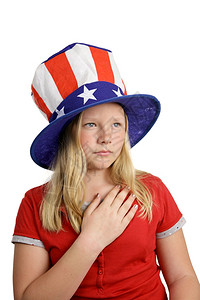 一个戴着星和条纹帽子的漂亮美国女孩庄严宣誓效忠图片