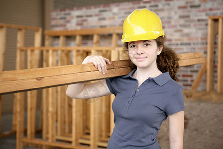 一名年轻女学徒在建筑工地作图片