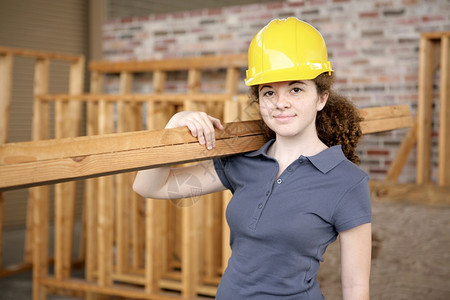 一名年轻女学徒在建筑工地作图片