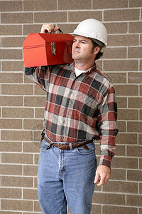 一位英俊的建筑工人肩上背着具箱展望未来图片