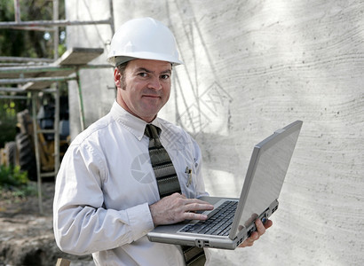 工程师或建筑检查员他笔记本电脑上的建筑规格图片