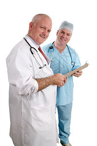 两名友好医生的纵向观点他们审查一份医疗图表孤立重点是白外套医生图片