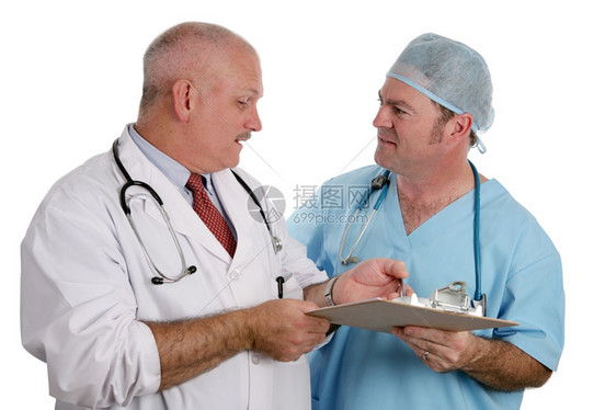 一位年长的医生指导实习讨论病人的史图片