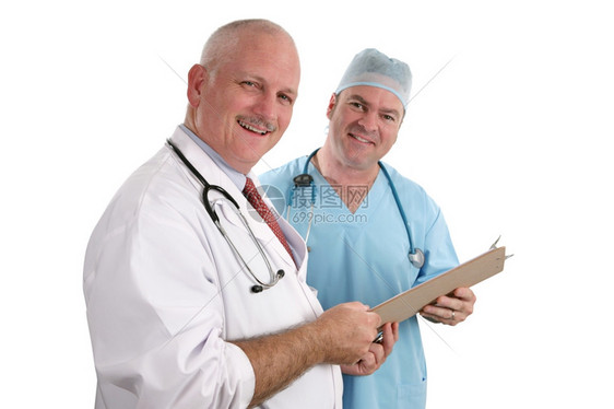 双英俊微笑的医生横向视角持有病人历表孤立关注前景下的医生图片