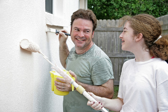 父亲和女儿一起画房子的时候笑着图片