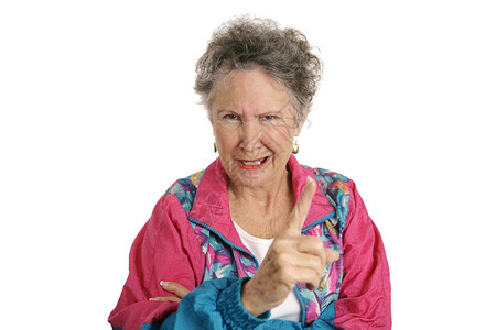 一个退休的老太婆穿着赛马服愤怒地摇动她的手指孤立在白色上图片