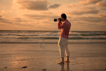 摄影师拍了太阳在海面上落下的照片图片
