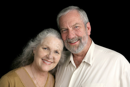 一个漂亮的银色头发成熟夫妇在黑色背景图片
