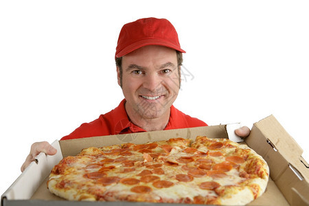 一个送比萨饼的人拿着美味辣椒尼披萨孤立在怀特身上图片