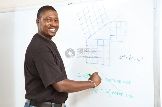 英俊的非裔美国大学生或教师在白板上做三角方程图片