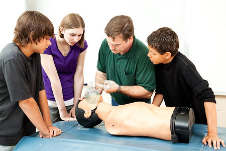 教师向学生演示如何使用氧气罩进行心肺复苏图片