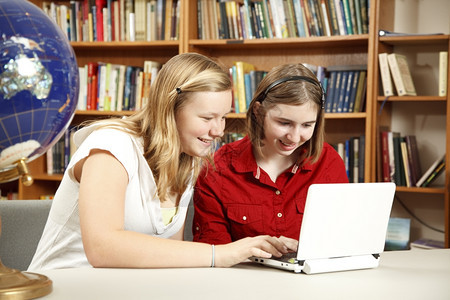 高中女生在学校图书馆里使用网电脑图片