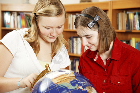 青少年学生利用地球习理图片