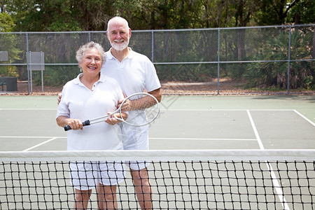 网球场上活跃的老年夫妇肖像图片