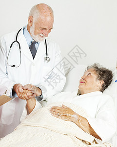 友善的医生安慰一位高级住院病人图片
