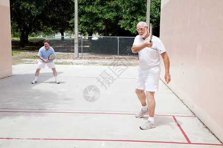 适龄老人和成年儿子玩拉凯球图片