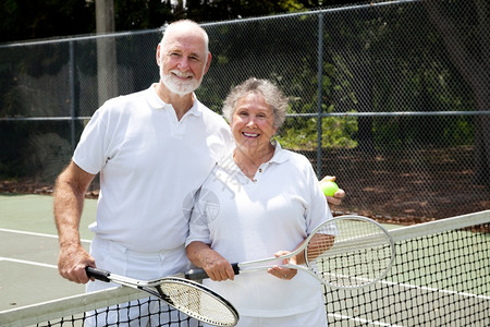 网球场上一对快乐的老年夫妇肖像图片