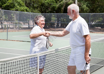 年长夫妇在网球比赛后握手图片