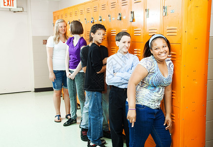 各类青少年学生在教室之间的学校柜子里图片