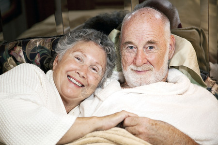 爱的老年夫妇在床上的肖像图片