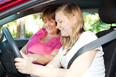 少女渴望与母亲或教员一起开始驾驶课程图片