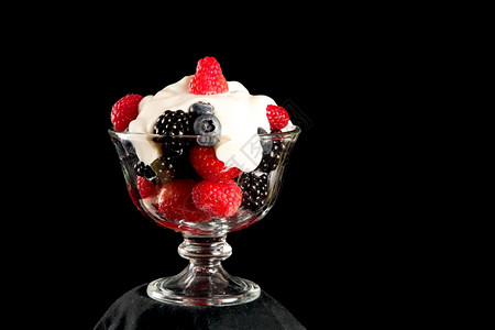 混合浆果的健康甜点加上有机的希腊香草酸奶图片
