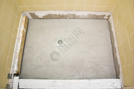 改造浴室淋铺一张混凝土床和新的瓷砖图片