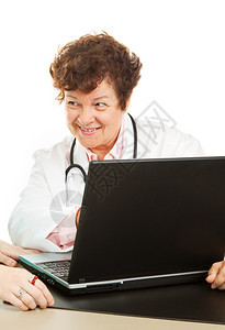 女医生在电脑上给病人看她的测试结果白纸字孤立图片