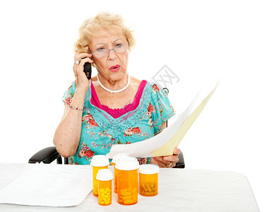 老年残疾妇女对医疗保健和处方药费用感到震惊白种背景图片