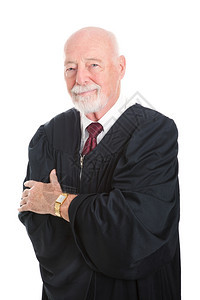 英俊的成熟法官穿着司长袍双臂交叉孤立在白色上图片