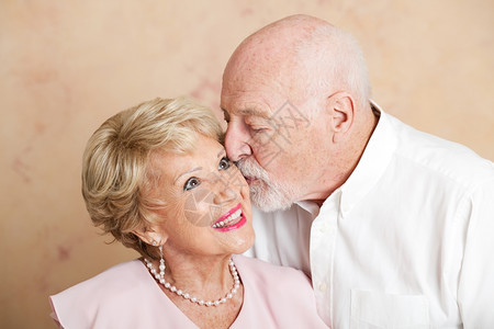 大叔亲吻他美丽的妻子脸颊图片