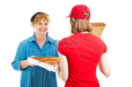 接受年轻送货女孩的比萨饼成熟女人孤立在白色上图片