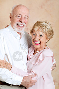 快乐笑的老夫妇肖像多年来仍相爱图片