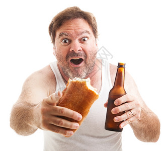 邋遢男人Scruffy在看体育赛事拿着一个子三明治和啤酒背景