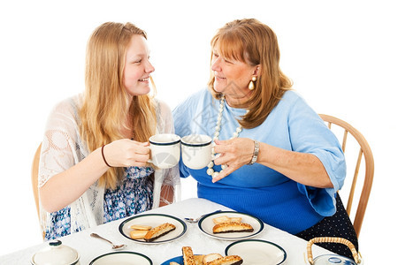 年轻女孩为母亲庆祝节为举办茶会图片