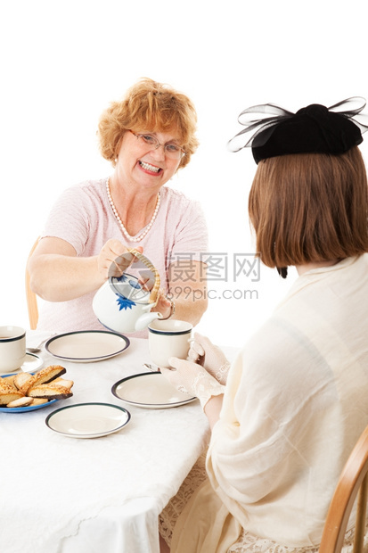 妈在母亲节茶会为她十几岁的女儿倒茶图片