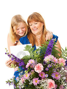 母亲在节收到女儿送的花和卡片也可以作为一种生日概念图片
