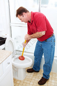 男人在浴室里用电筒揭开厕所图片