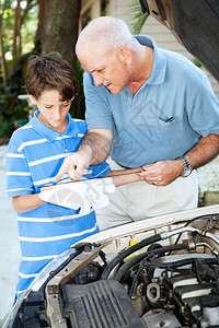 父亲教他儿子如何检查家庭车上的油图片