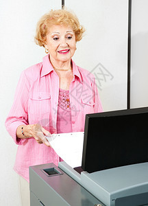 高级女使用新的光学扫描仪投票机器图片