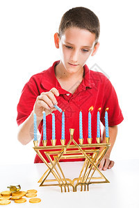 犹太男孩用假蜡烛点燃哈努卡的经期图片