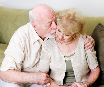 年长的丈夫亲吻妻子脸颊以示安慰和爱图片