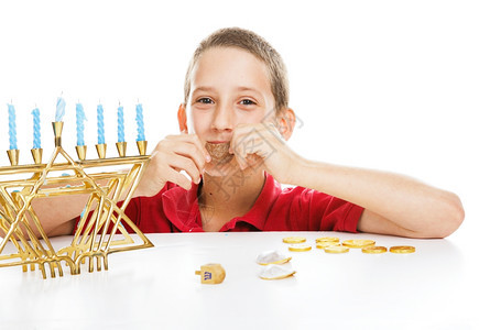 小男孩在Hanukkah打干燥和吃凝胶白色背景图片