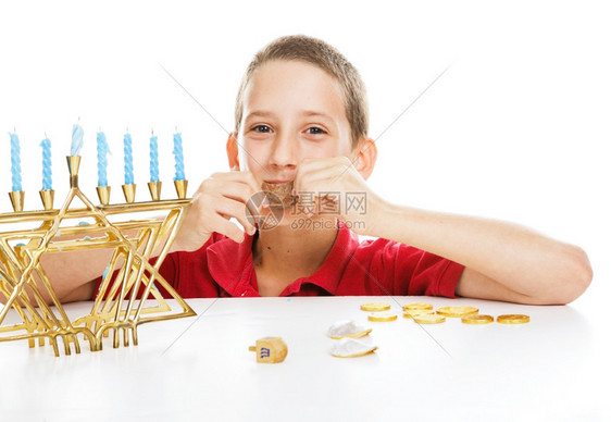 小男孩在Hanukkah打干燥和吃凝胶白色背景图片