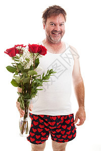 穿着内衣的中年男人拿着一束红玫瑰图片