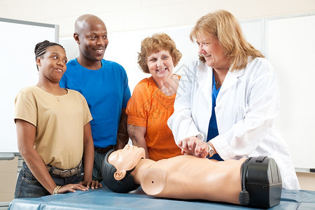 成人教育班急救心肺复苏使用最先进的娃图片